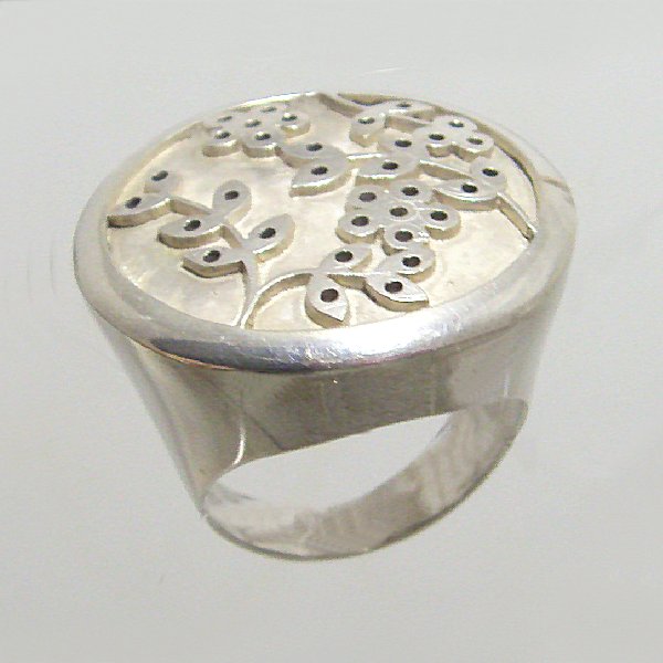 (r1331)Anillo de plata con motivo de plantas.